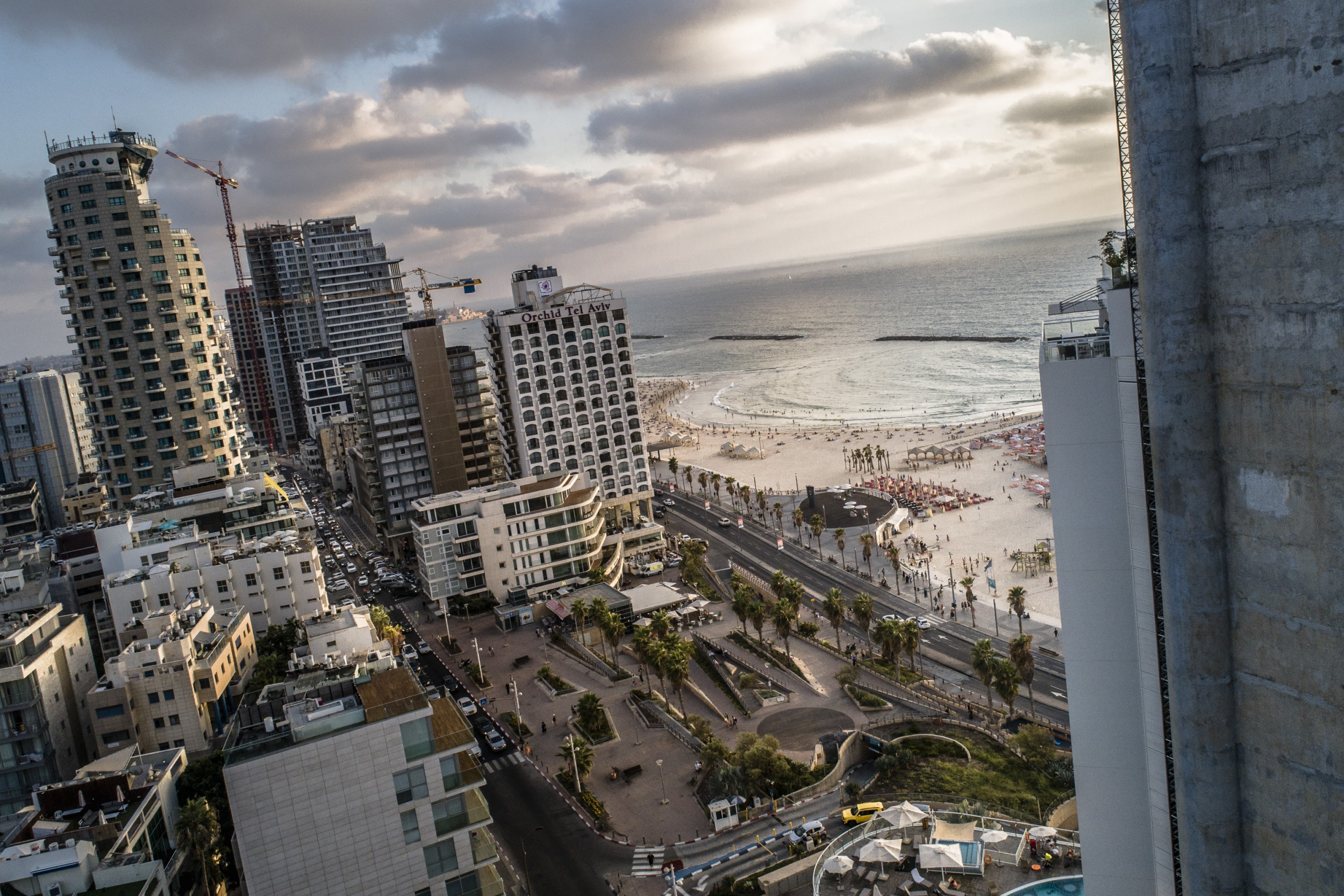 Tel Aviv - A portrait of a city 34 by Jan Windszus